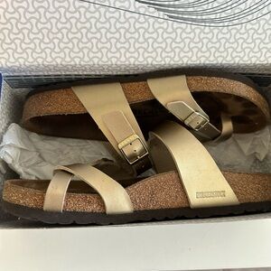 Birkenstock Mayar Sandals Beautiful gold. Good shape.